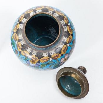 A pair of cloisonné vases, two dishes, two cylindrical vases and a jar with cover, 19/20th century.