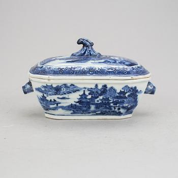 SMÖRTERRIN, porslin, Qingdynastin, Qianlong (1736-95).