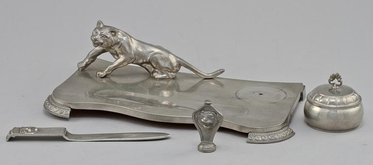 SKRIVBORDSUPPSATS, 4 delar, tenn, 1940.