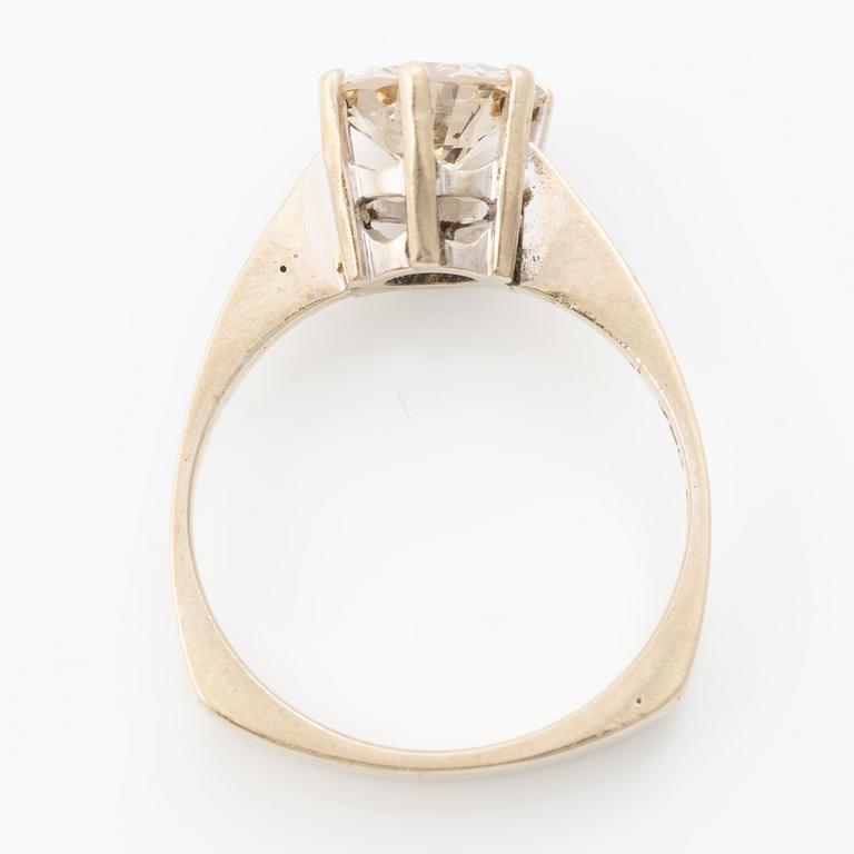 Ring, 18K white gold with a yellowish-brown brilliant-cut diamond.