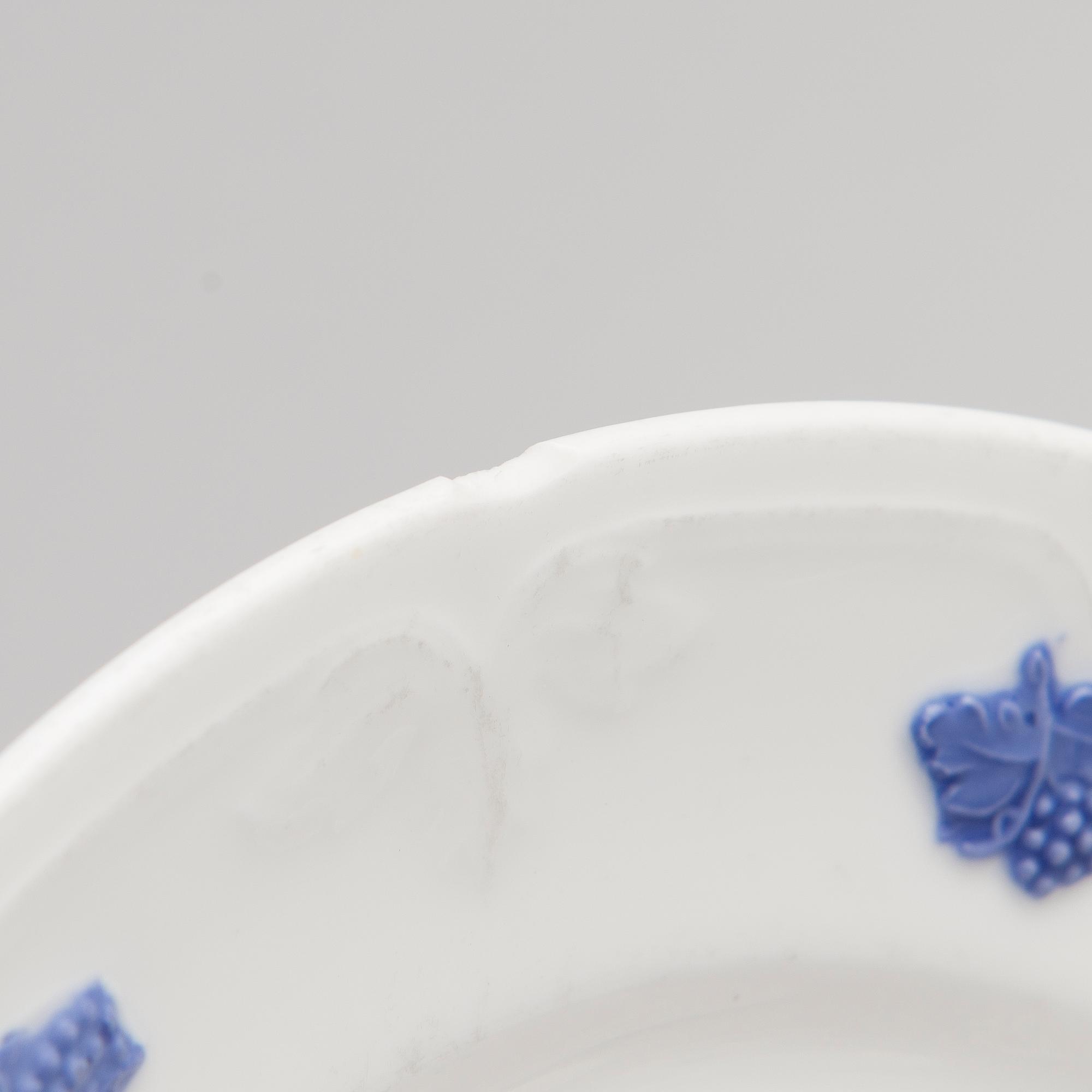 A 43-piece porcelain dinnerware set, "Blå blom", Gustavsberg.