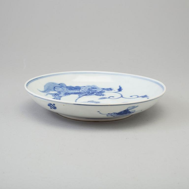 A blue and white dish, Qing dynasty, 19th Century.