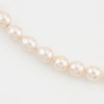 A cultured pearl necklace.