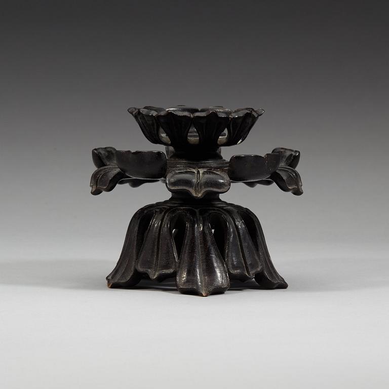 A Hongmu lotus-form stand, Qing dynasty (1644-1912).