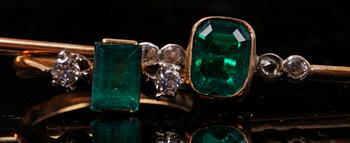 RING samt BROSCH, 18 K resp 14 K guld, 2 smaragder samt 5 diamanter, bl a 1938.