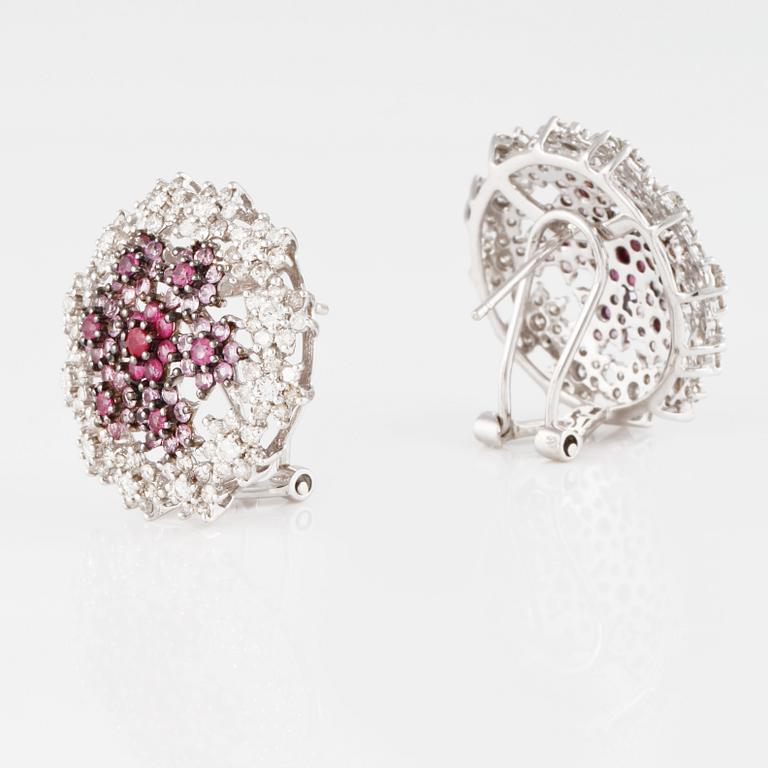 ÖRHÄNGEN, 18K vitguld med briljantslipade diamanter ca 2.10 ct, rubiner 0.70 ct samt rosa safirer ca 1.10 Vikt 9,9 g.