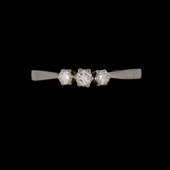 RING, 18K med 3 briljantslipade diamanter, totalt 0.33 ct, M Back, Stockholm, 1970. Vikt 3 g.