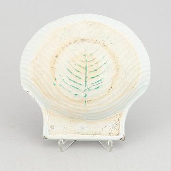 A group of 7 blue and white dishes, 18/20th Century.