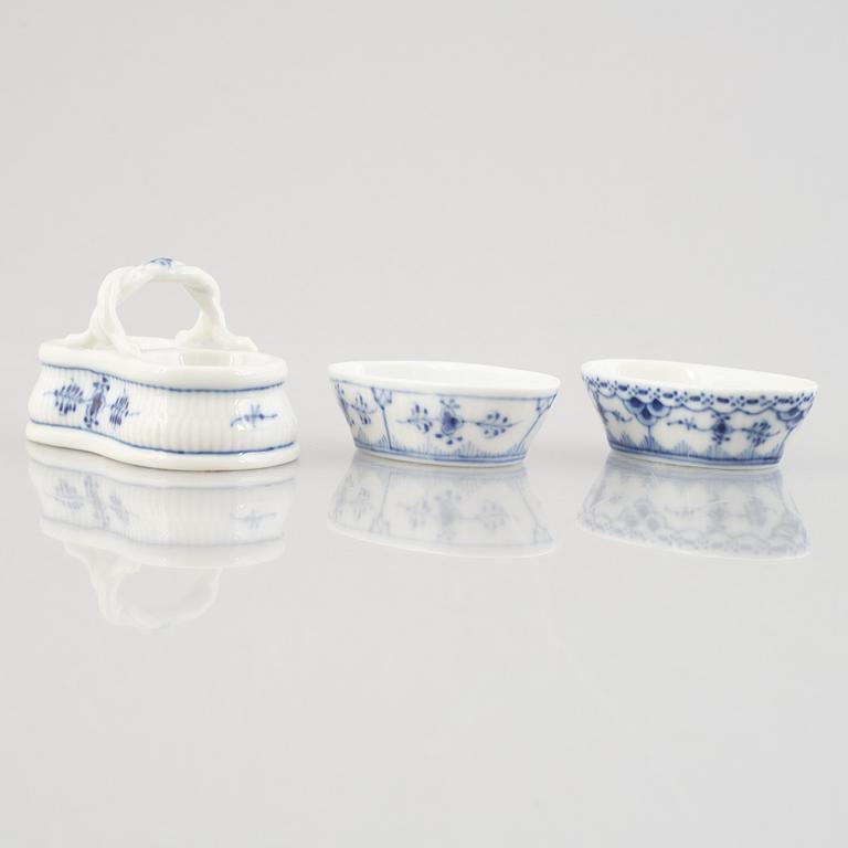 A group of five "Blue fluted" / "Musselmalet riflet" porcelain salt cellars, Royal Copenhagen, 1898-1923 and later.