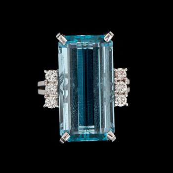 1114. A aquamarine and diamond ring. Aquamarine circa 14.00 cts and total carat weight of diamonds circa 0.40 ct.