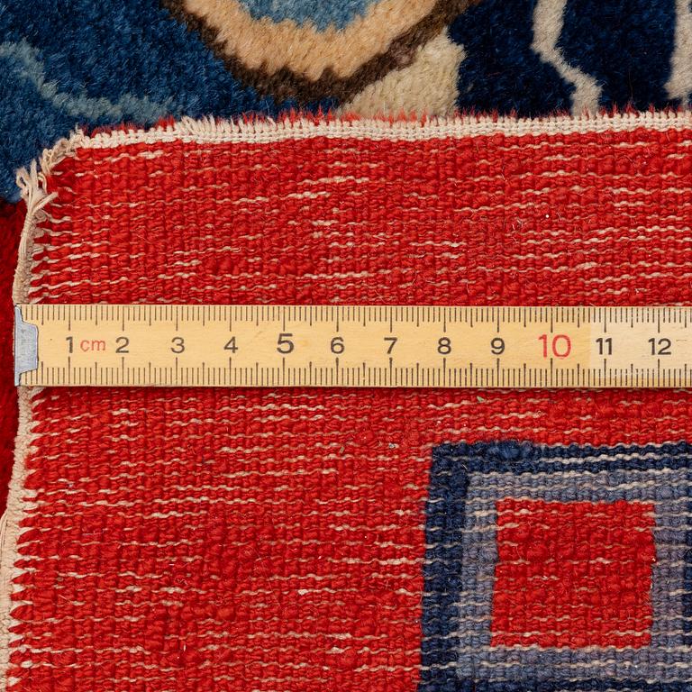 A Chinese Baoutou carpet, around 1900, c. 270 x 182 cm.