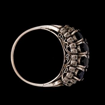 RING, 18k vitguld med ovalslipade safirer och briljantslipade diamanter, tot ca 0,25 ct.