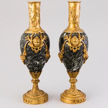 DEKORATIONSURNOR ETT PAR, brons och granit, Ryssland/Frankrike 1800-talets slut.