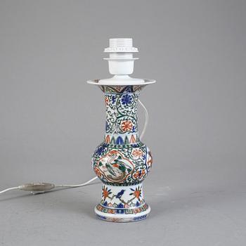 BORDSLAMPA/VAS, porslin, Kina, 1900-tal.