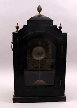 BORDSPENDYL, märkt James Upjohn, Brentford, 1800-talets mitt.