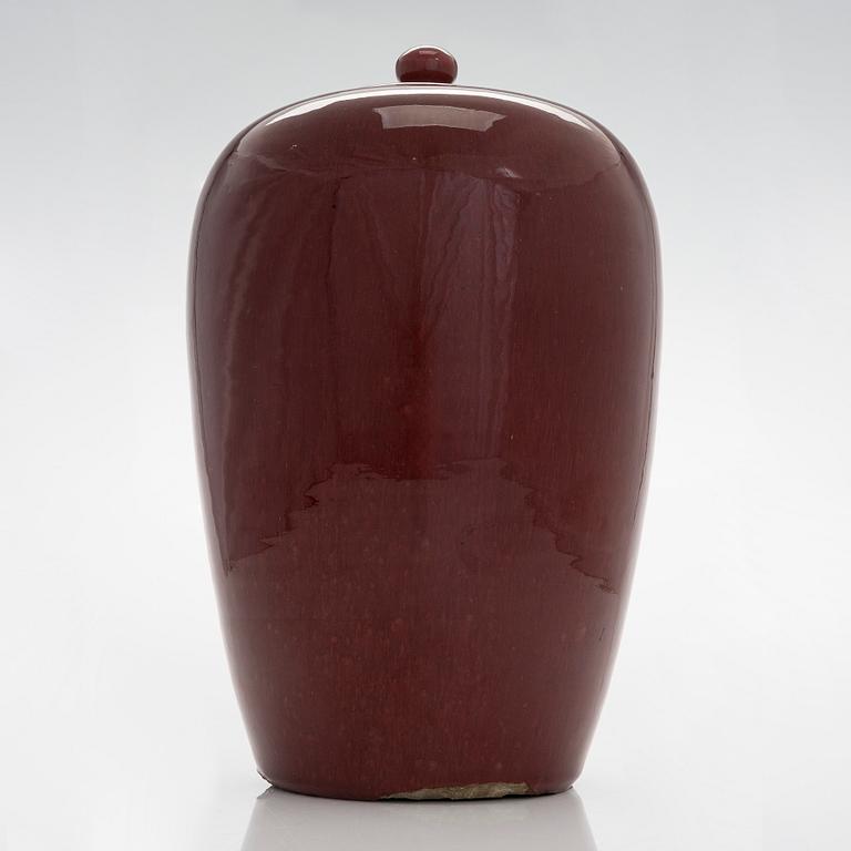 A Chinese ceramic jar with lid, 20th century.