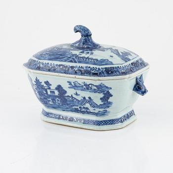 A blue and white terrine with cover, Qing dynasty, Qianlong (1736-95).