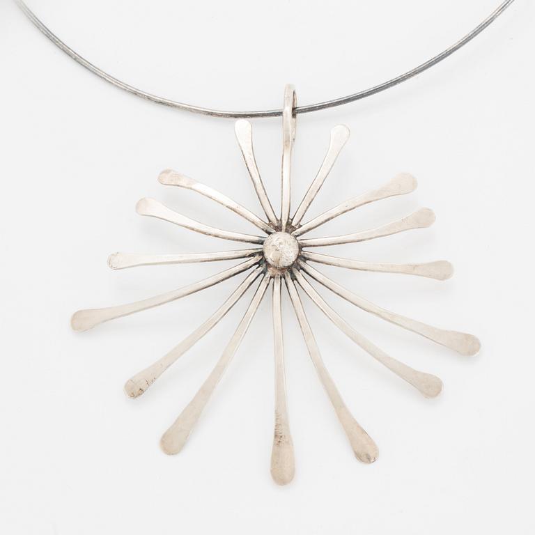 A silver necklace by Birgitta Sanitate.