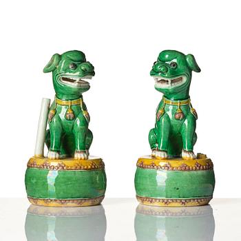 Rökelsehållare, ett par, porslin. Qingdynastin, 1800-tal.