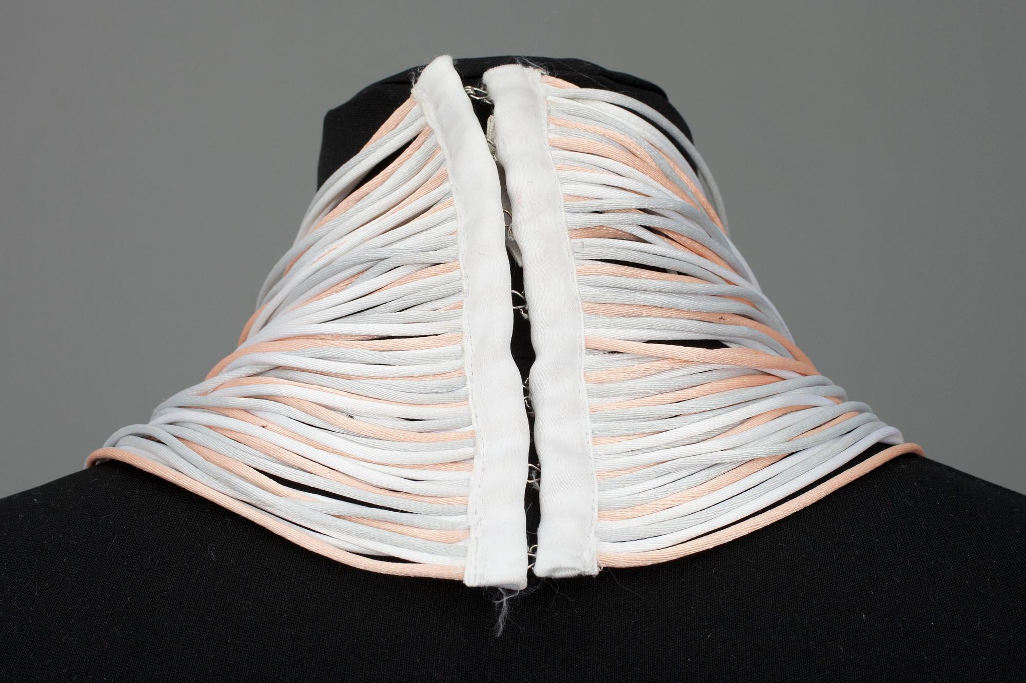 HALSBAND, Reality Studio.