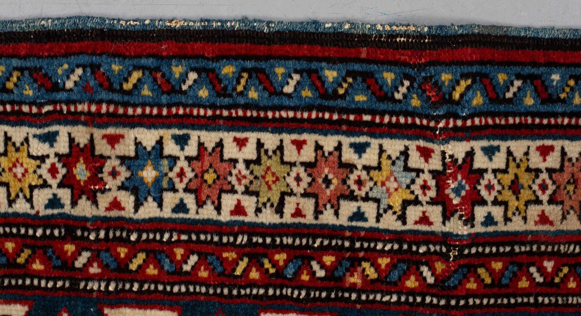 Matta, antik/semiantik Shirvan sannolikt, ca 178-180 x 125-129,5 cm (kortsidorna inklusive 2-2,5 cm "slätväv"),