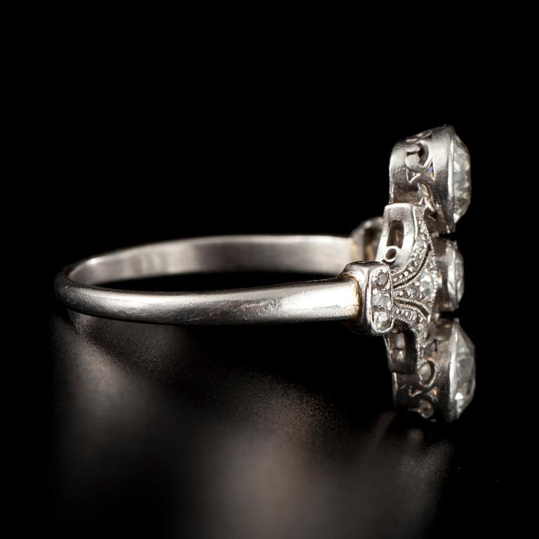 RING, antikslipade diamanter ca 1.5 ct. TW/SI-P. Platina. Vikt 4,17 g.