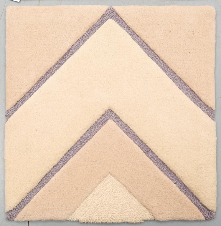 MATTA, 4 delar. Handtuftad i relief. 118,5 x 119 samt tre delar 74,5 x 74 cm var. Berit Woelfer, Kasthall Ateljé AB.