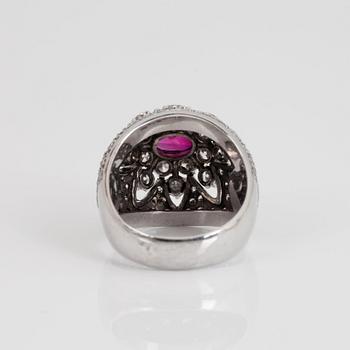 RING med en oval fasettslipad rubin samt briljant- och åttkantslipade diamanter.