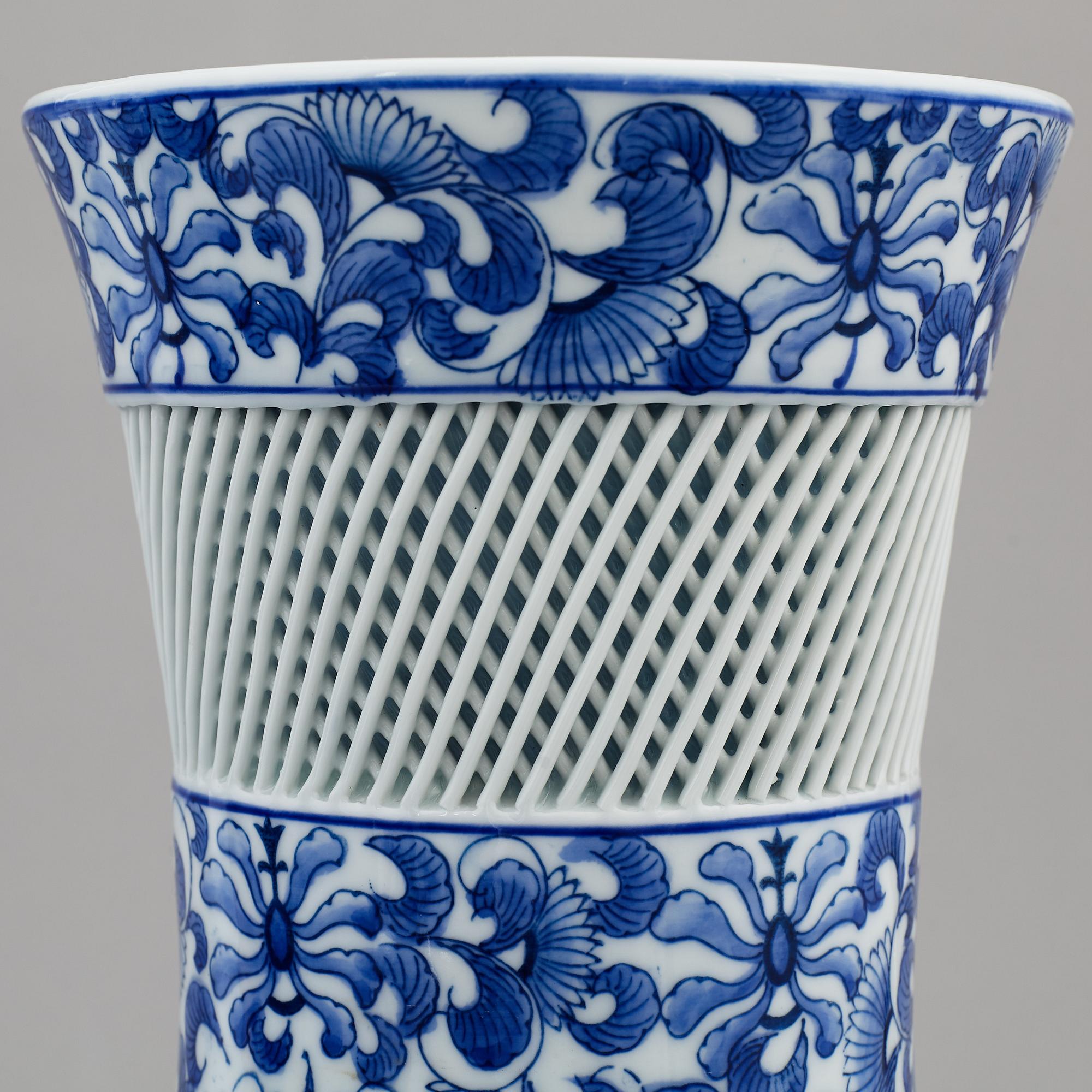A large Japanese blue and white vase, 20th century.