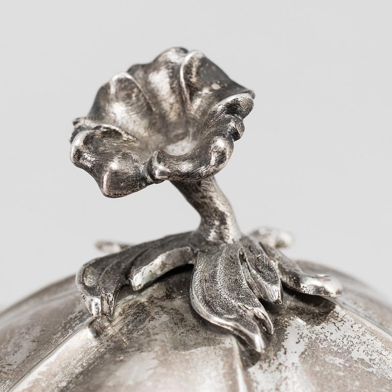 KAFFEKANNA, silver, Bror Erik Skogsborg, Eskilstuna 1857. Vikt ca 670 gram.