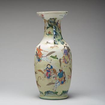 A large famille rose vase, Qing dynasty, 19th century.