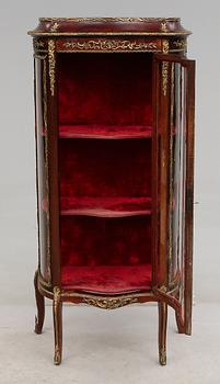 VITRINSKÅP, 1900-talets första hälft.