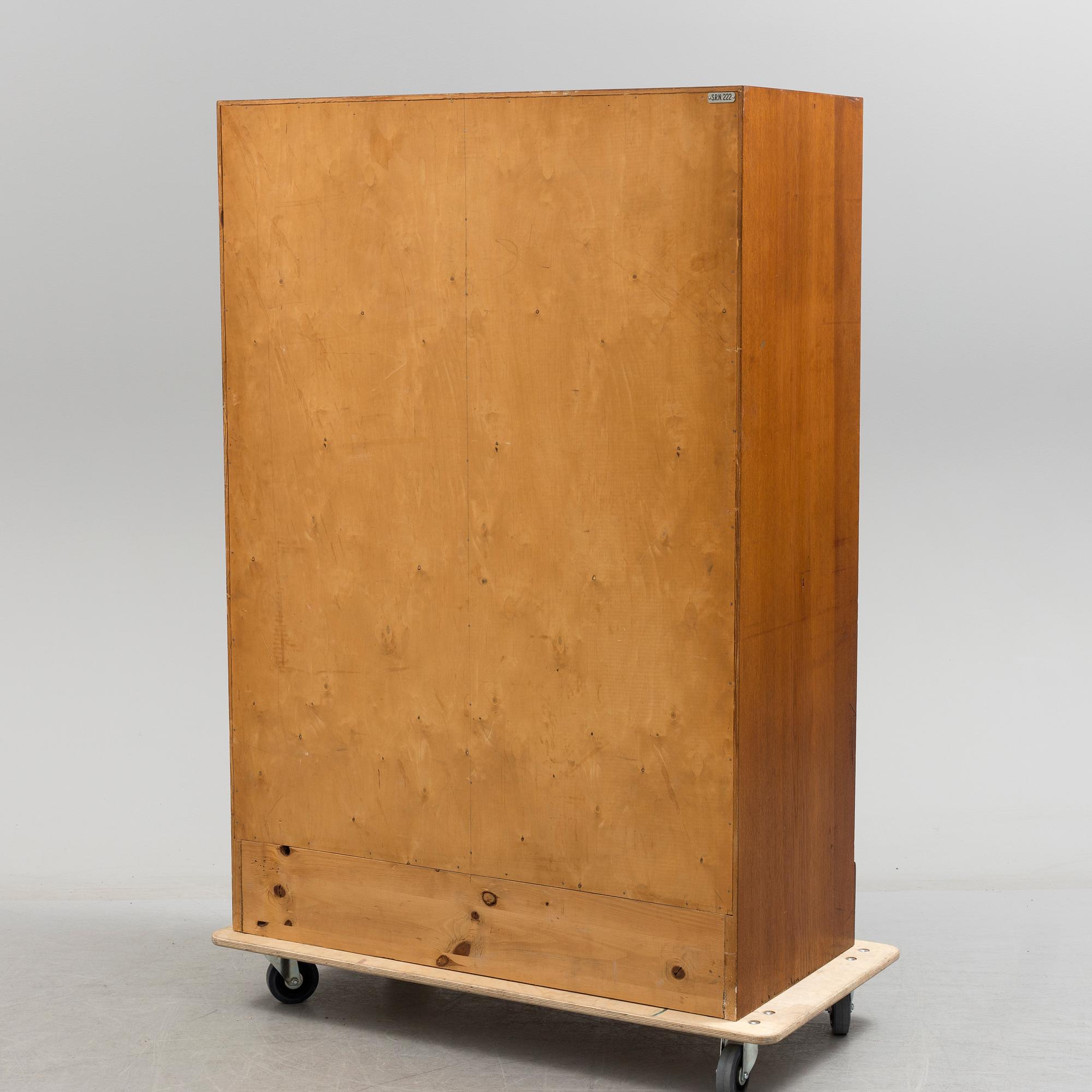 ARKIVSKÅP med jalusidörrar, 1900-talets mitt.