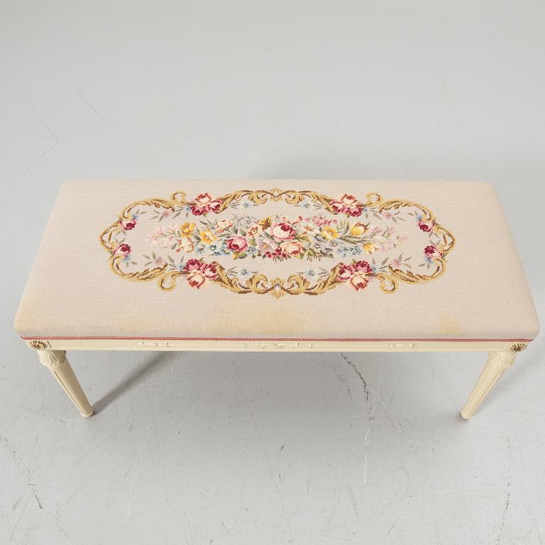 Bänk, gustaviansk stil, AB Svenska Möbelfabrikerna, Bodafors, 1900-talets andra hälft.