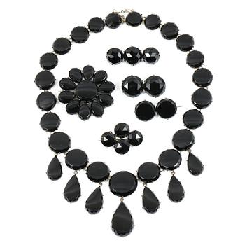 SMYCKEGARNITYR, 6 delar, bla silver med onyx resp jet, 1880-tal till omkring sekelskiftet 1900.