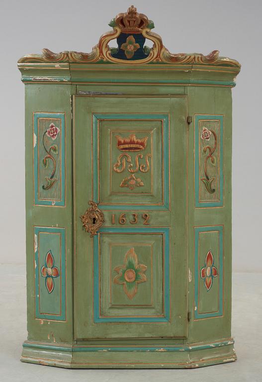 HÖRNSKÅP, bär datering 1632, delvis 1700-tal.