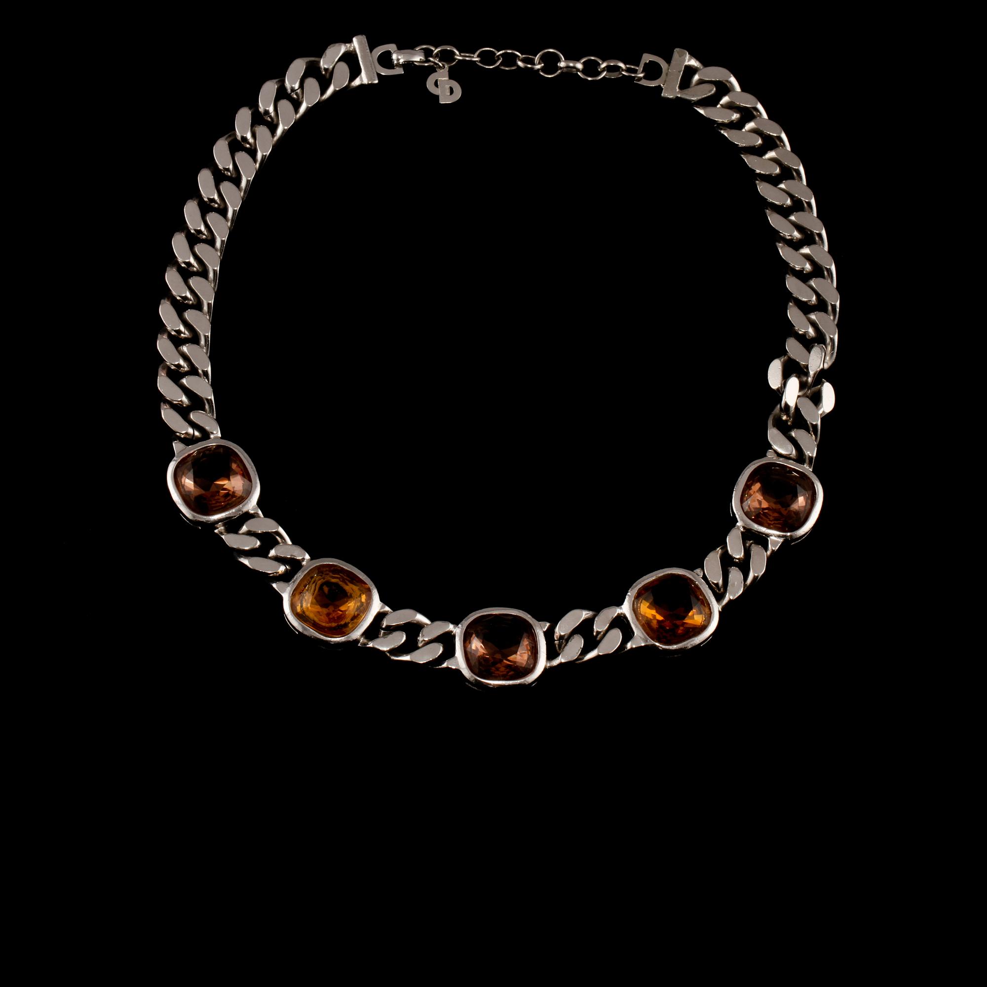 COLLIER, vitmetall med 5 fasettslipade pastestenar, Christian Dior.