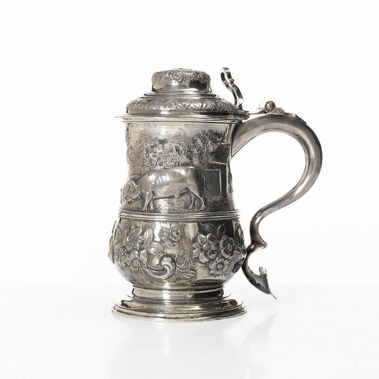 A British 18th century silver tankard with lid, mark of John Payne, London 1759.