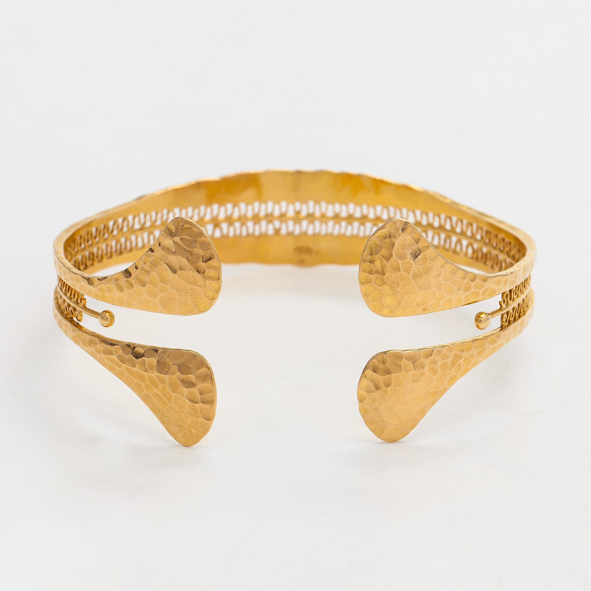 Tapio Wirkkala, rannekoru, "Viikinkiranne", 18K kultaa, 1960-luku.