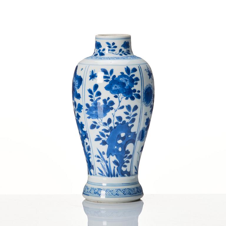 Vas, porslin. Qingdynastin, Kangxi (1662-1722.