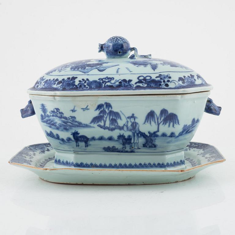 A Chinese blue and white export porcelain tureen with cover and stand, Qing dynasty, Qianlong (1736-95).