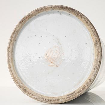 A porcelain vase, China, end of the Qing dynasty/around 1900.