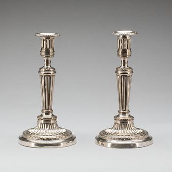 LJUSSTAKAR, ett par. Försilvrade, gustaviansk stil. 1900-tal.