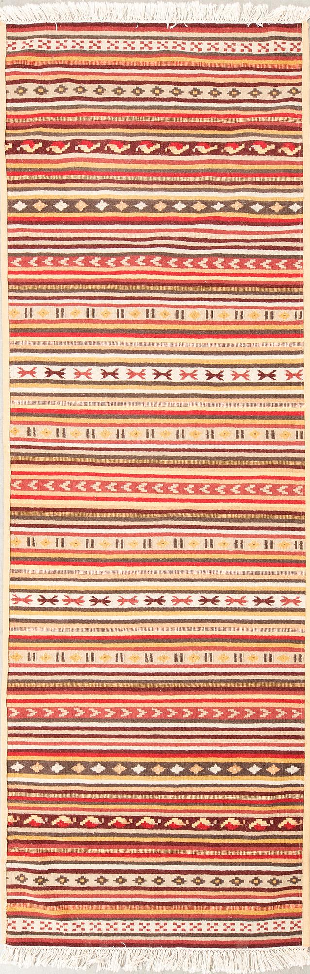 A Kilim runner carpet, ca. 304 x 99 cm.