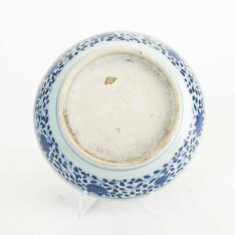 A blue and white dish, Qing dynasty, 19th Century.