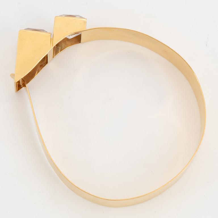 ARMRING, 18K guld med fasettslipad syntetisk spinell, John Pettersson, Stockholm, 1965.