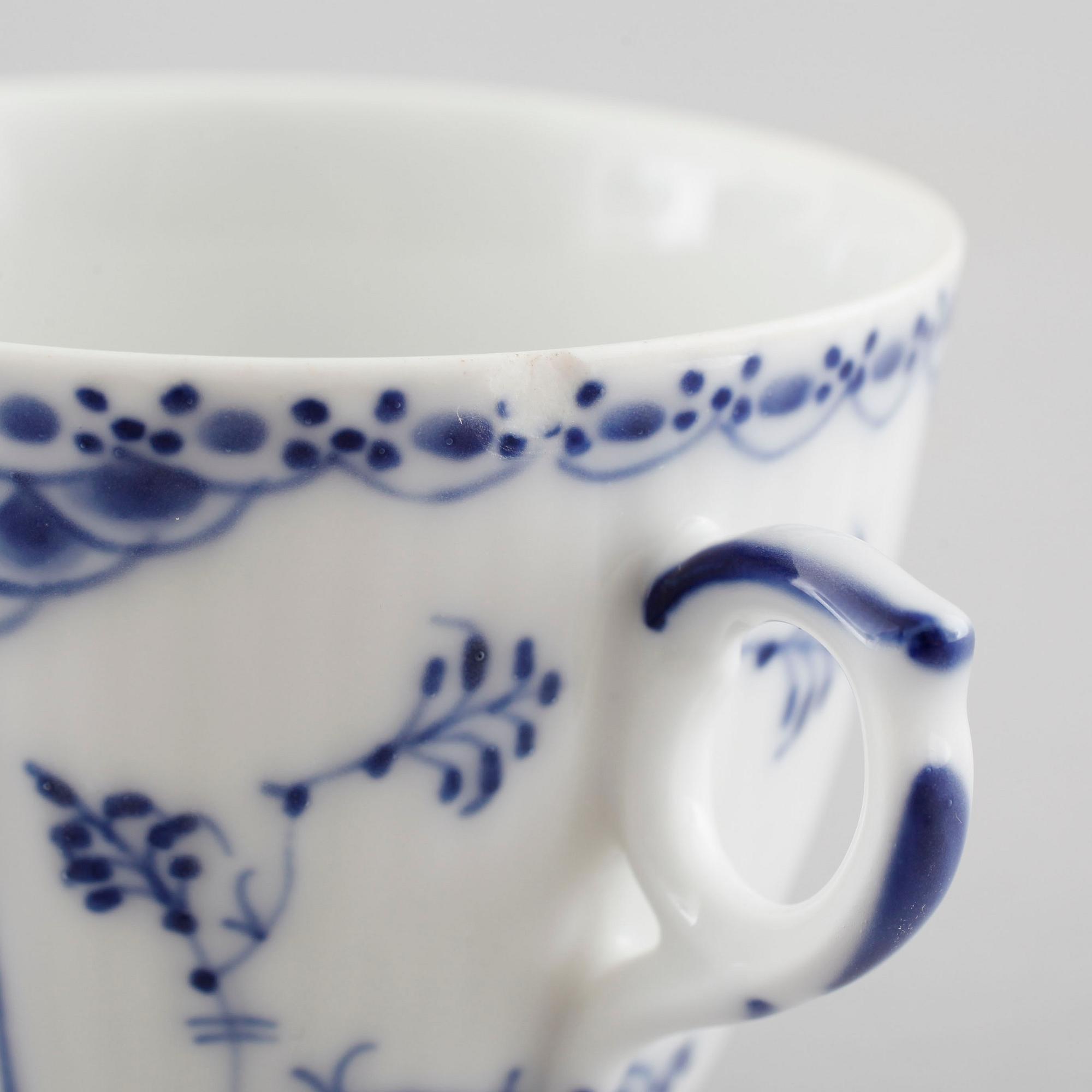 A porcelain coffee set of 29 pcs, 'Musselmalet', Royal Copenhagen, Denmark, first half of the 20th century.