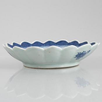 A blue and white export porcelain bowl and three berry plates, China, 18th-19th century.