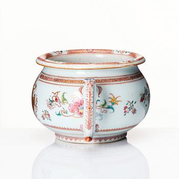 A Chinese Export chamber pot, Qing dynasty, Yongzheng, ca 1725.