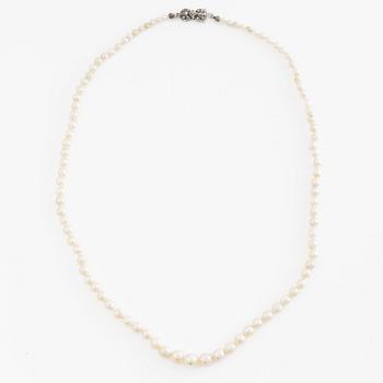 Pearl necklace, with cultured pearls, clasp in white metal with marcasites.